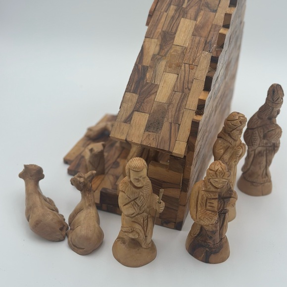 Large Handmade / Handcarved Olive Wood Primitive Nativity Scene - Picture 11 of 14